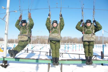Девушки- курсанты 2 взвода рязанского десантного училища, Рязань, 18 февраля 2011 года. РВВДКУ, десантники, быт, учеба, занятия, армия, военная форма, женщины в армии, прыжки с парашютом, парашют, тренажеры, висение на стропах, стропы