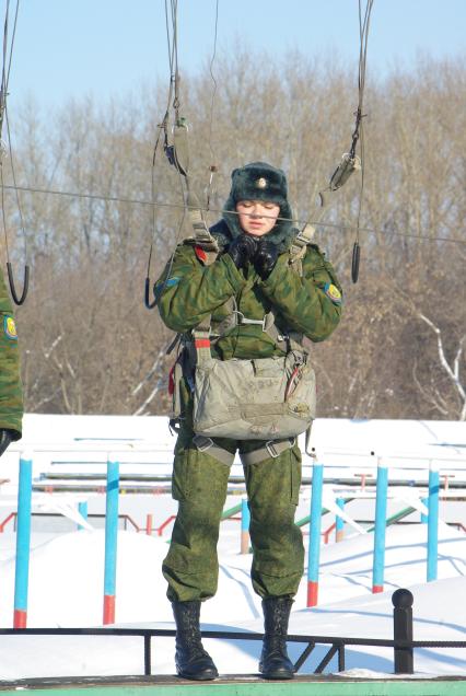 Девушки- курсанты 2 взвода рязанского десантного училища, Рязань, 18 февраля 2011 года. РВВДКУ, десантники, быт, учеба, занятия, армия, военная форма, женщины в армии, прыжки с парашютом, парашют, тренажеры, висение на стропах, стропы