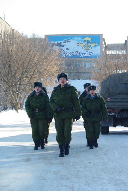 Девушки- курсанты 2 взвода рязанского десантного училища, Рязань, 18 февраля 2011 года. РВВДКУ, десантники, быт, учеба, занятия, армия, военная форма, женщины в армии,