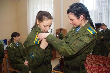 Девушки- курсанты 2 взвода рязанского десантного училища, Рязань, 18 февраля 2011 года. РВВДКУ, десантники, быт, казарма, армия, военная форма, женщины в армии