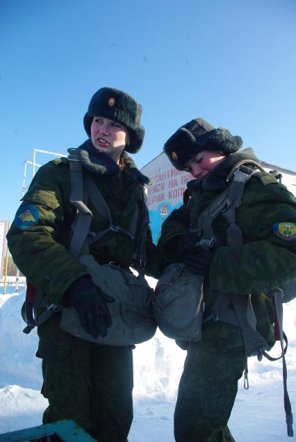 Девушки- курсанты 2 взвода рязанского десантного училища, Рязань, 18 февраля 2011 года. РВВДКУ, десантники, быт, учеба, занятия, армия, военная форма, женщины в армии, прыжки с парашютом, парашют, тренажеры,