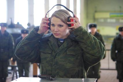 Девушки- курсанты 2 взвода рязанского десантного училища, Рязань, 18 февраля 2011 года. РВВДКУ, десантники, быт, учеба, занятия, армия, военная форма, женщины в армии, оружие, стрельба, пистолет