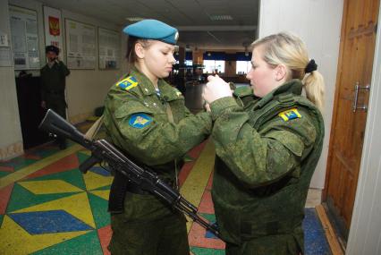 Девушки- курсанты 2 взвода рязанского десантного училища, Рязань, 18 февраля 2011 года. РВВДКУ, десантники, быт, учеба, занятия, армия, военная форма, женщины в армии,оружие