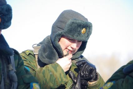 Девушки- курсанты 2 взвода рязанского десантного училища, Рязань, 18 февраля 2011 года. РВВДКУ, десантники, быт, учеба, занятия, армия, военная форма, женщины в армии, прыжки с парашютом, парашют, тренажеры,