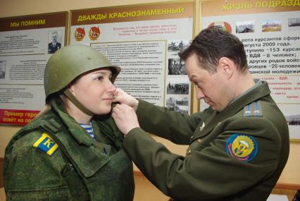 Девушки- курсанты 2 взвода рязанского десантного училища, Рязань, 18 февраля 2011 года. РВВДКУ, десантники, быт, учеба, занятия, армия, военная форма, женщины в армии,