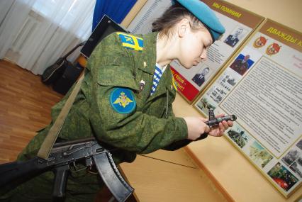 Девушки- курсанты 2 взвода рязанского десантного училища, Рязань, 18 февраля 2011 года. РВВДКУ, десантники, быт, учеба, занятия, армия, военная форма, женщины в армии,оружие