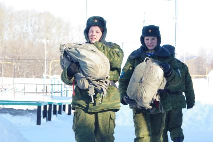 Девушки- курсанты 2 взвода рязанского десантного училища, Рязань, 18 февраля 2011 года. РВВДКУ, десантники, быт, учеба, занятия, армия, военная форма, женщины в армии, прыжки с парашютом, парашют, тренажеры,