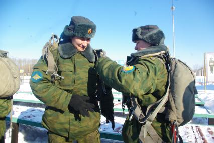 Девушки- курсанты 2 взвода рязанского десантного училища, Рязань, 18 февраля 2011 года. РВВДКУ, десантники, быт, учеба, занятия, армия, военная форма, женщины в армии, прыжки с парашютом, парашют, тренажеры,