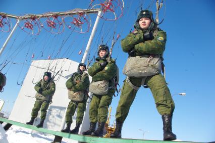 Девушки- курсанты 2 взвода рязанского десантного училища, Рязань, 18 февраля 2011 года. РВВДКУ, десантники, быт, учеба, занятия, армия, военная форма, женщины в армии, прыжки с парашютом, парашют, тренажеры, висение на стропах, стропы