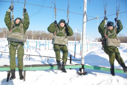 Девушки- курсанты 2 взвода рязанского десантного училища, Рязань, 18 февраля 2011 года. РВВДКУ, десантники, быт, учеба, занятия, армия, военная форма, женщины в армии, прыжки с парашютом, парашют, тренажеры, висение на стропах, стропы