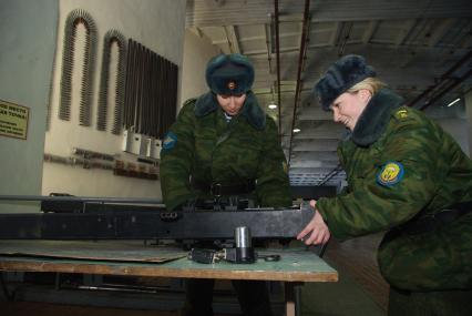 Девушки- курсанты 2 взвода рязанского десантного училища, Рязань, 18 февраля 2011 года. РВВДКУ, десантники, быт, учеба, занятия, армия, военная форма, женщины в армии, оружие,