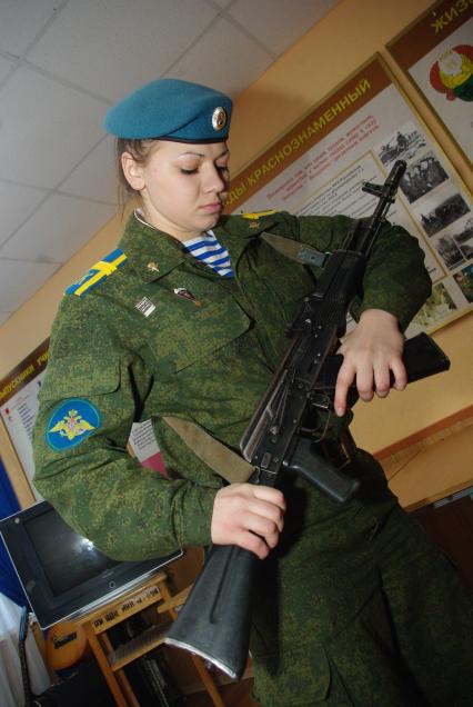 Девушки- курсанты 2 взвода рязанского десантного училища, Рязань, 18 февраля 2011 года. РВВДКУ, десантники, быт, учеба, занятия, армия, военная форма, женщины в армии,оружие