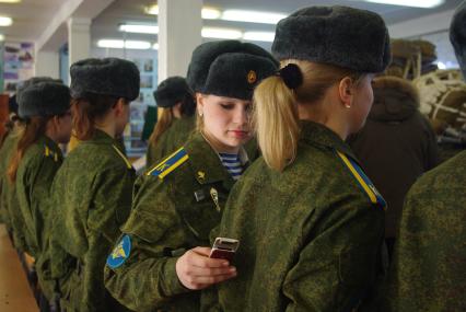 Девушки- курсанты 2 взвода рязанского десантного училища, Рязань, 18 февраля 2011 года. РВВДКУ, десантники, быт, учеба, занятия, армия, военная форма, женщины в армии, телефон