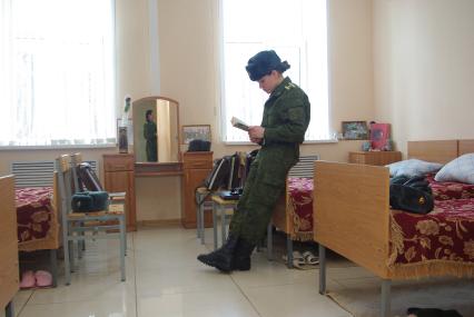 Девушки- курсанты 2 взвода рязанского десантного училища, Рязань, 18 февраля 2011 года. РВВДКУ, десантники, быт, казарма, армия, военная форма, женщины в армии