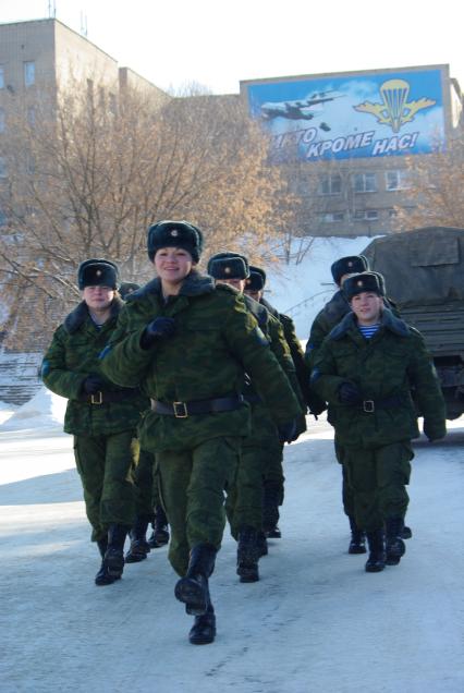 Девушки- курсанты 2 взвода рязанского десантного училища, Рязань, 18 февраля 2011 года. РВВДКУ, десантники, быт, учеба, занятия, армия, военная форма, женщины в армии,