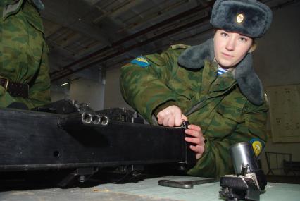 Девушки- курсанты 2 взвода рязанского десантного училища, Рязань, 18 февраля 2011 года. РВВДКУ, десантники, быт, учеба, занятия, армия, военная форма, женщины в армии, оружие,