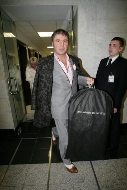 8 марта 2007 года. Кремлевский дворец. Шоу Валентина Юдашкина. На снимке: певец Сосо Павлиашвили.