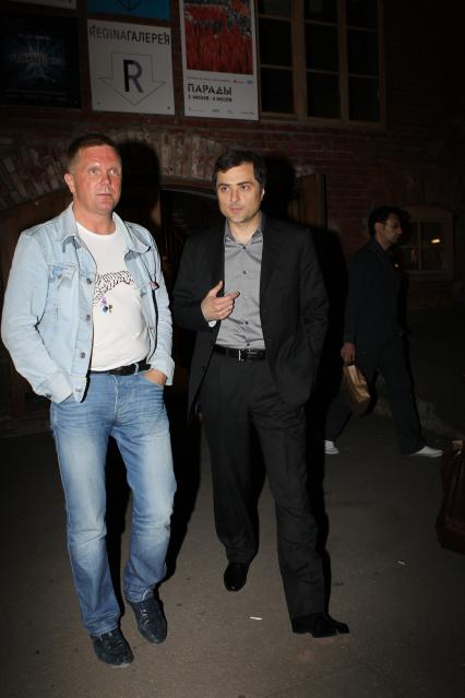 28 июня 2010 года. ЦСИ ВИНЗАВОД. День рождения журнала Русский пионер. На снимке: главный редактор журнала Русский пионер Андрей Колесников и заместитель главы Администрации президента РФ Владислав Сурков.