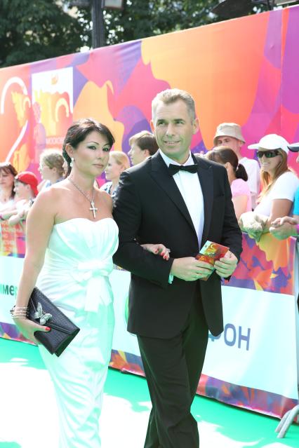 26 июня 2010 года. Кинотеатр ПУШКИНСКИЙ. 32-й Московский международный кинофестиваль (ММКФ). Закрытие. На снимке: уполномоченный при президенте РФ по правам ребенка Павел Астахов и его супруга Светлана.