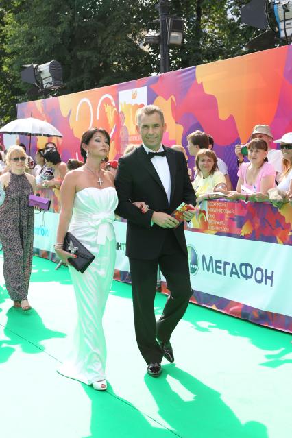 26 июня 2010 года. Кинотеатр ПУШКИНСКИЙ. 32-й Московский международный кинофестиваль (ММКФ). Закрытие. На снимке: уполномоченный при президенте РФ по правам ребенка Павел Астахов и его супруга Светлана.