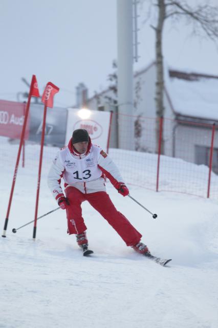 12 февраля 2011г. Парк Яхрома. Турнир по горным лыжам и сноуборду среди звезд. На фото: Актер Андрей Мерзликин