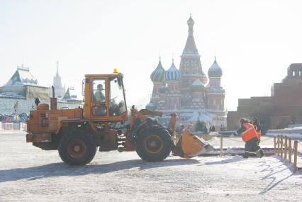 15 февраля 2011г. Москва, Красная площадь, трактор чистка, уборка снега. На заднем плане Храм Василия Блаженного