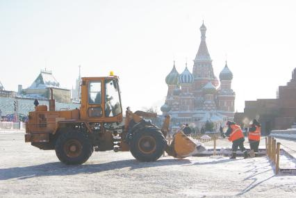 15 февраля 2011г. Москва, Красная площадь, трактор чистка, уборка снега. На заднем плане Храм Василия Блаженного