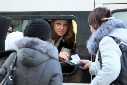 18 февраля 2011г. В Московских подворотнях прячутся нелегальные автовокзалы. Передвижная касса у Казанского вокзала.