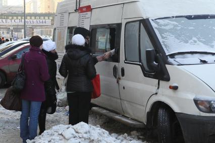 18 февраля 2011г. В Московских подворотнях прячутся нелегальные автовокзалы. Передвижная касса у Казанского вокзала.