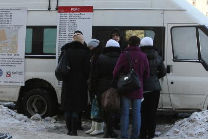 18 февраля 2011г. В Московских подворотнях прячутся нелегальные автовокзалы. Передвижная касса у Казанского вокзала.
