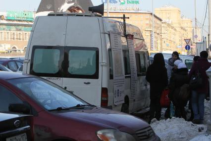 18 февраля 2011г. В Московских подворотнях прячутся нелегальные автовокзалы. Передвижная касса у Казанского вокзала.