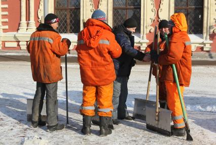 18 февраля 2011г. Москва. Уборка снега,Гастарбайтер. Дворник. Коммунальное хозяйство. Уборка снега. Зима. Гололед.