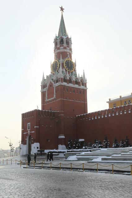 17 февраля 2011г. Москва. Красная площадь, зима, спасская башня кремля