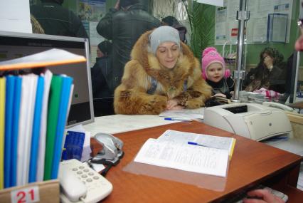 Женщина с ребенком в центре занятости, Москва, отдел трудоустройства \"Марьина роща\", 21 февраля. Работа, поиск работы, центр занятости, трудоустройство, вакансии, безработица.