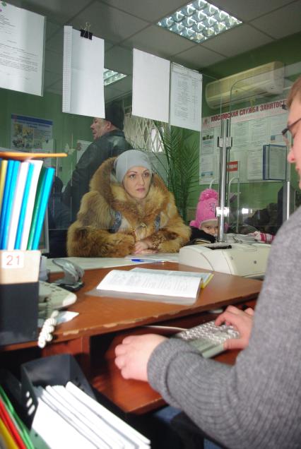Женщина с ребенком в центре занятости, Москва, отдел трудоустройства \"Марьина роща\", 21 февраля. Работа, поиск работы, центр занятости, трудоустройство, вакансии, безработица.