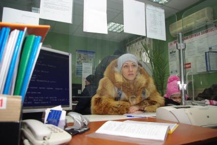 Женщина с ребенком в центре занятости, Москва, отдел трудоустройства \"Марьина роща\", 21 февраля. Работа, поиск работы, центр занятости, трудоустройство, вакансии, безработица.