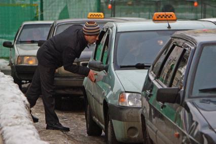 Такси у белорусского вокзала, Москва, 23 февраля 2011 года.