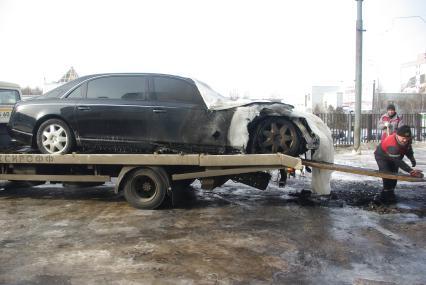 Во дворе Дома быта по улице Осенний бульвар д.21, сгорел автомобиль Майбах стоимостью в 6 млн, Москва, 23 февраля 2011 года.