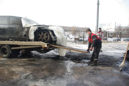 Во дворе Дома быта по улице Осенний бульвар д.21, сгорел автомобиль Майбах стоимостью в 6 млн, Москва, 23 февраля 2011 года.