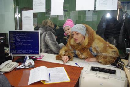 Женщина с ребенком в центре занятости, Москва, отдел трудоустройства \"Марьина роща\", 21 февраля. Работа, поиск работы, центр занятости, трудоустройство, вакансии, безработица.