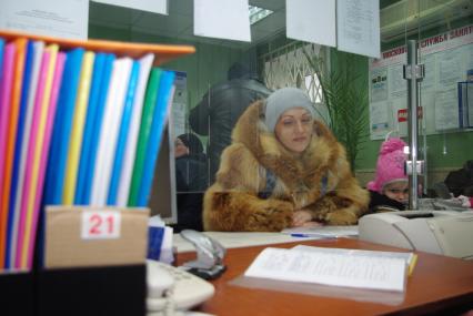 Женщина с ребенком в центре занятости, Москва, отдел трудоустройства \"Марьина роща\", 21 февраля. Работа, поиск работы, центр занятости, трудоустройство, вакансии, безработица.