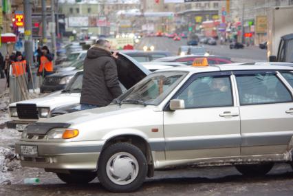 Такси у казанского вокзала, Москва, 23 февраля 2011 года.