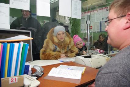 Женщина с ребенком в центре занятости, Москва, отдел трудоустройства \"Марьина роща\", 21 февраля. Работа, поиск работы, центр занятости, трудоустройство, вакансии, безработица.