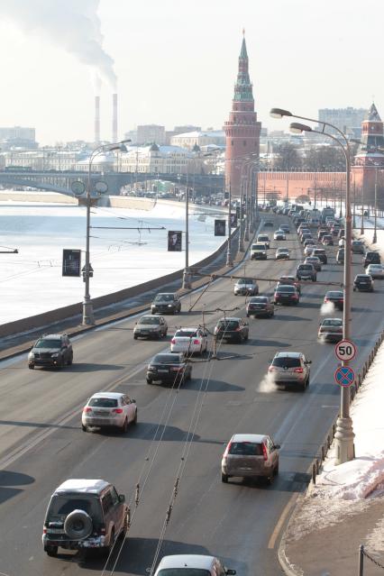 18 февраля 2011г. Москва. Кремлевская набережная. Москва-река. Машины