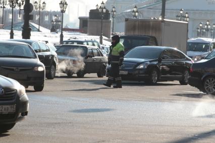 18 февраля 2011г. Москва. Транспортная пробка. Охотный ряд. Регулировщик, ГАИшник.