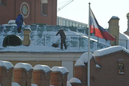 Россия. Москва. 18 февраля 2011г. Кремль чистка снега с крыши.