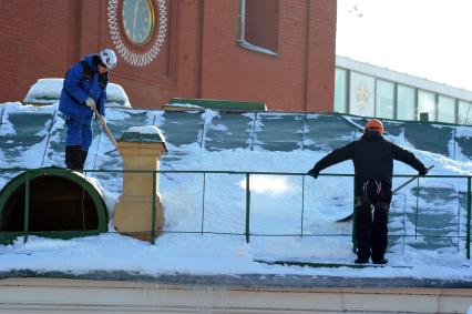 Россия. Москва. 18 февраля 2011г. Кремль чистка снега с крыши.