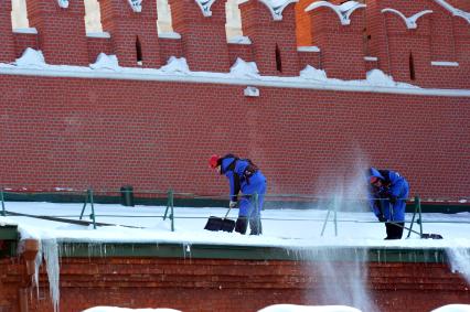 Россия. Москва. 18 февраля 2011г. Кремль чистка снега с крыши.