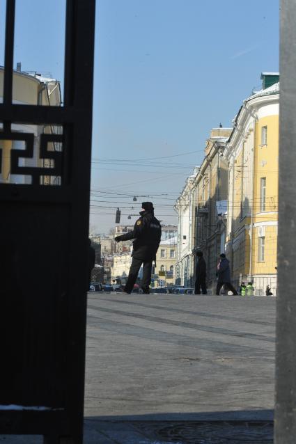 Россия. Москва. 18 февраля 2011г. Охранник