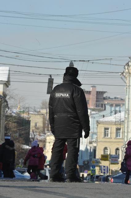 Россия. Москва. 18 февраля 2011г. Охранник